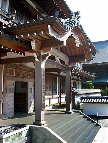 kenchoji_portico_[trout].jpg